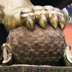 Detalle de la esfera que sostiene una de las estatuas de leones guardianes de la Ciudad Prohibida, en Beijing
